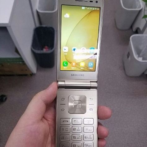 Here's the first leaked live image of the upcoming Samsung Galaxy Folder 2 DM us for a paid feature Tag 3 friends who will love this! Via @tech indo #phones #technology #device Samsung Galaxy Folder 2, Old Cell Phones, Y2k Phone, Retro Gadgets, Live Picture, Funny Prank Videos, 3 Friends, Aesthetic Y2k, Flip Phones