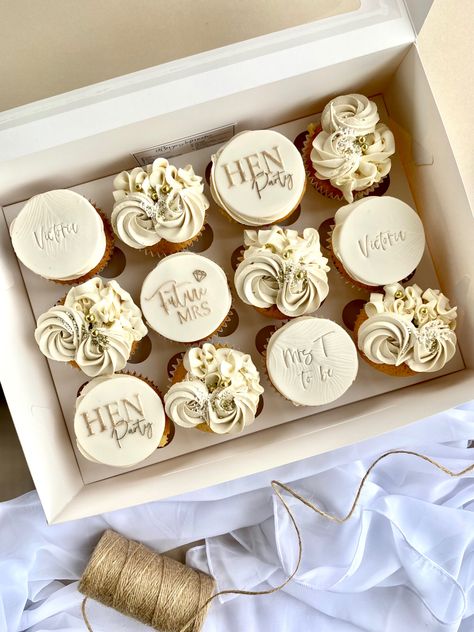 Hen Party Cupcakes Ideas, Hen Party Cake Ideas, Hen Do Cupcakes, Bachelorette Cupcake Ideas, Hen Cupcakes, Hens Cake, Hen Party Food, Engagement Party Cupcakes, Hen Party Cupcakes