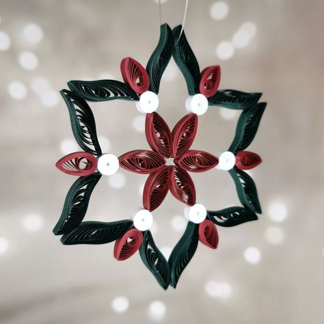 Paper Quill Christmas Ornaments, Snowflakes Paper, Quilling Snowflakes, Quilled Snowflakes, Paper Filigree, Ornament Wall, Paper Snowflake, Christmas Paper Crafts, Paper Quilling Designs