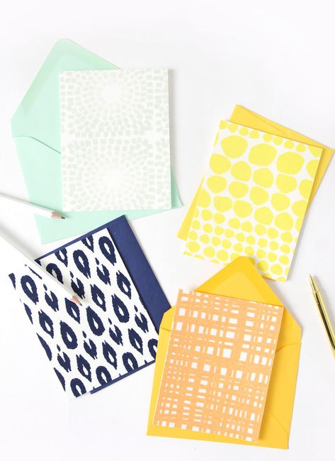 https://damasklove.com/diy-fabric-stationery-cards/ Diy Notecards, Fabric Stationery, Diy Stationery Organizer, Use Fabric Scraps, Diy Stationery Paper, Fabric Crafts Diy, Diy Event, Beautiful Stationery, Mason Jar Crafts Diy