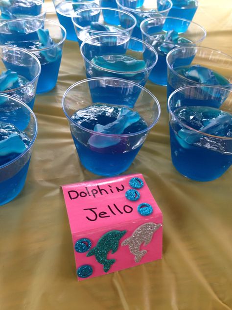 Dolphin Jell-O, with gummy dolphin on top Dolphins Party Ideas, Dolphin Themed Birthday Party Decorations, Dolphin Bday Party, Sea Turtle Birthday Party Games, Dolphin Party Games, Dolphin Party Food, Dolphin Theme Party, Dolphin Pool Party, Dolphin Dessert