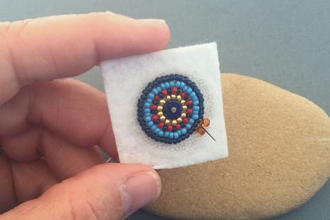 How to do: A Back Stitch for Embroidery Stitch Seed Bead Bracelets Diy, Seed Bead Patterns Free, Beads Magic, Native American Beadwork Patterns, Beading Embroidery, Native Beading Patterns, Beadwork Tutorial, Diy Bead Embroidery, Beadwork Embroidery