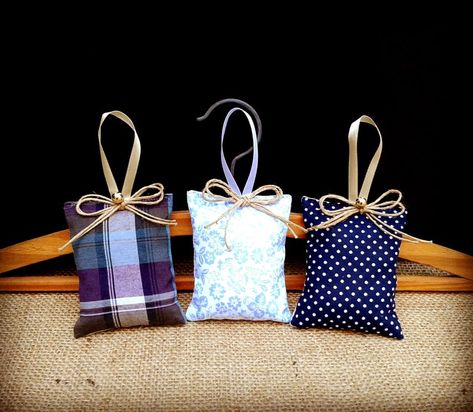 sache perfumado de cabide Tissue Crafts, Lavender Bags, Easy Sewing Projects, Easy Sewing, Sewing Projects, Ruby, Lavender, Soap, Gift Wrapping