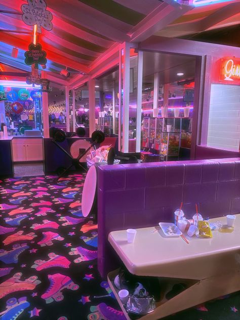 2000s Roller Skating Aesthetic, 80s Roller Skating Aesthetic, Retro Roller Skates Aesthetic, 80s Roller Rink, Rollerskating Aesthetic, Claire Dunphy, 80’s Aesthetic, Diner Aesthetic, Fnaf Wallpaper