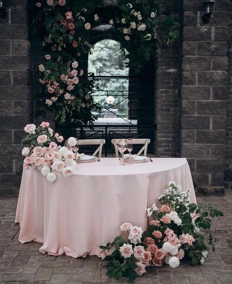 Half Circle Sweetheart Table, Sweetheart Table Inspiration, Sweetheart Table Flowers, Table Floral Arrangements, Sweetheart Table Wedding, Wedding Dr, Outdoor Wedding Inspiration, Bridal Bachelorette Party, Bridal Table