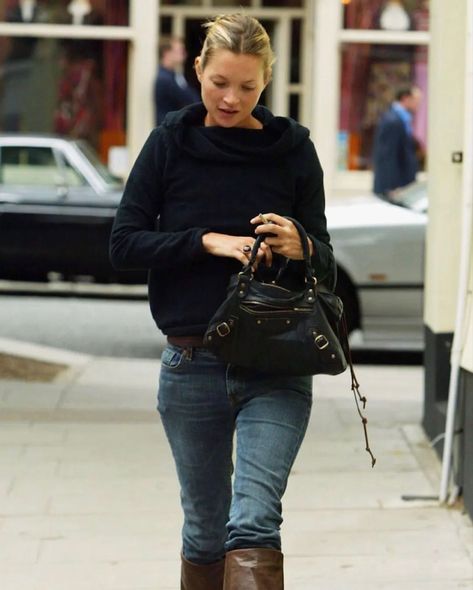 Balenciaga City Bag Outfit, Balenciaga Bag Outfit, Balenciaga Classic City, Kate Moss Style, Kensington And Chelsea, Timeless Bags, Poster Girl, City Lifestyle, It Bag