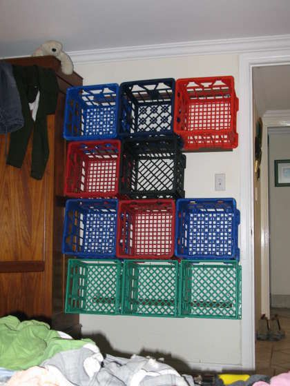 milk crate wall storage Plastic Crate Shelves, Milk Crate Shelves, Milk Crates Diy, Crate Wall, Milk Crate Furniture, Milk Crate Storage, Plastic Milk Crates, Shelves Garage, Plastic Crate