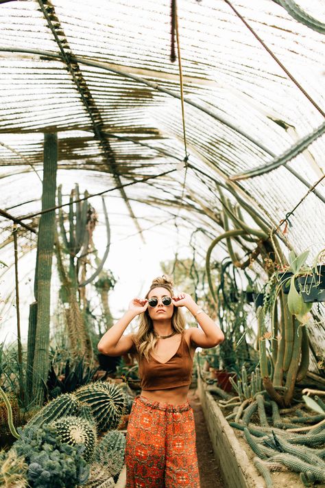 Palm Springs. Moorten Botanical Garden, The Pink Door House, The Saguaro | Photography: Jenna Bechtholt Photography Palm Springs Outfit Fall, Palm Desert Outfits, Greenhouse Photoshoot, Palm Springs Outfit, Door House, Popular Places, Desert Fashion, Pink Door, Spring Trip