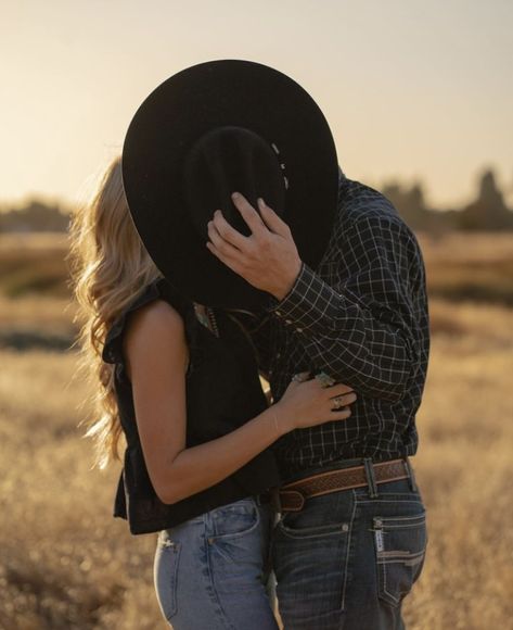 Western Couple Poses Photo Ideas, Christian Couple Picture Ideas, Western Couple Pictures With Horses, Cowboy And Girlfriend Pictures, Couples Photoshoot With Horses, Western Fall Couple Pictures, Western Horse Pictures, Western Couple Photos, Cowboy Couple Aesthetic