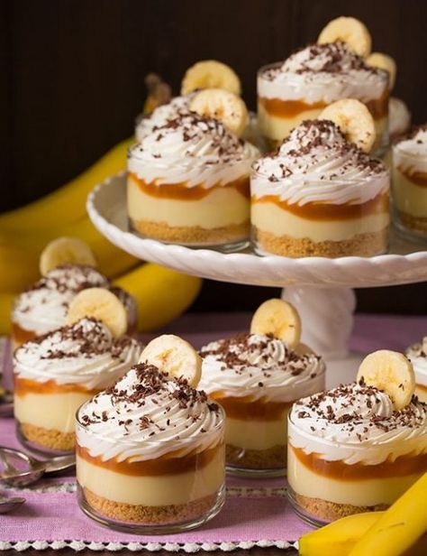 Mousse Dolce, Banana Cream Pie Recipe, Mini Bananas, Creme Dessert, Banoffee Pie, Cream Pie Recipes, Salted Caramel Sauce, Banana Cream Pie, Small Desserts