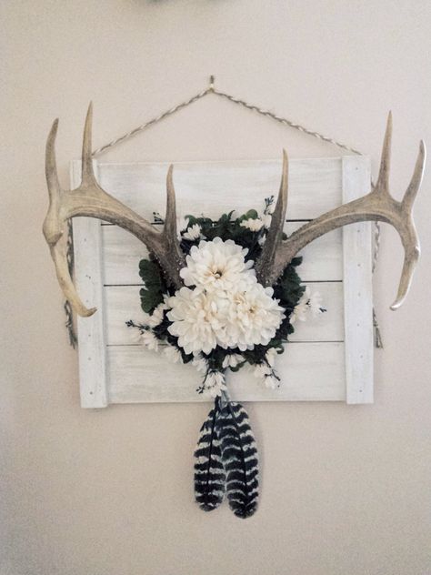 My first Antler wall piece! Antlers, flowers and of course turkey feathers! Deer Horns Decor Diy, Antler Mounting Ideas, Antler Crafts Projects, Deer Antler Crafts Projects Diy, Deer Antler Decor Diy, Diy Deer Antlers Decor, Turkey Feather Crafts, Antlers Decor Diy, Deer Antler Decor Ideas