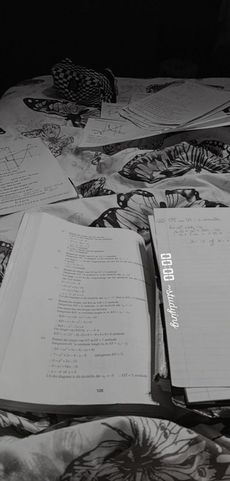 Late Night Ig Stories, Late Night Studies Snapchat, Late Night Streaks, Late Night Room Aesthetic, Late Night Snap Ideas, Studying At Night Aesthetic, Homework Aesthetic Night, Night Study Snapchat, Late Night Snap Streaks