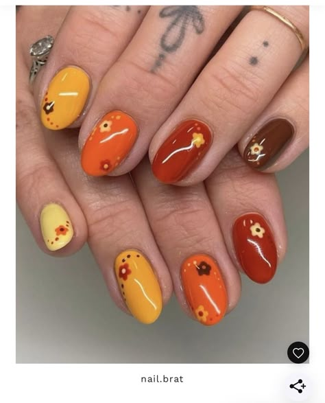 Vintage Fall Nails, 70s Themed Nails, 60s Inspired Nails, 70’s Nails, Funky Fall Nails, 70s Nails, Bohemian Nails, Mail Inspo, 70s Clothes