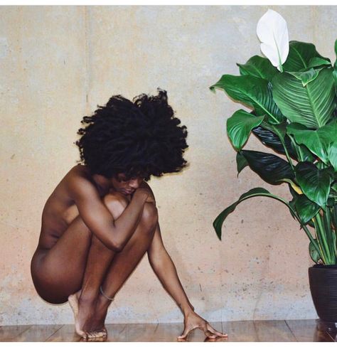 Curled Up Pose, African Skin Care, Black Hollywood, Model Inspo, Photoshoot Concept, Figure Poses, Foto Art, African American Hairstyles, Brown Aesthetic