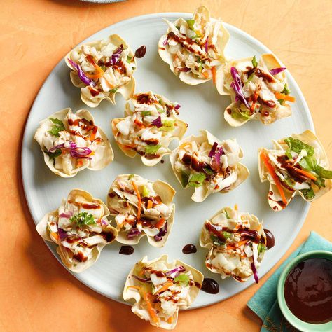 Hoisin Chicken Wonton Cups Hoison Chicken, Chicken Wonton Cups, Easy Puppy Chow Recipe, Easy Puppy Chow, Chicken Wonton Tacos, Lunch Dishes, Chipotle Recipes Chicken, Asian Chopped Salad, Wonton Tacos