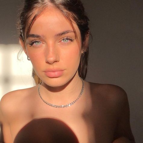 candela gallo (@candegallo) Prettiest Girl, Filipino Girl, Pretty Blue Eyes, Cute Makeup Looks, Student Fashion, Pretty Eyes, Amazing People, Book Girl, Girl Next Door