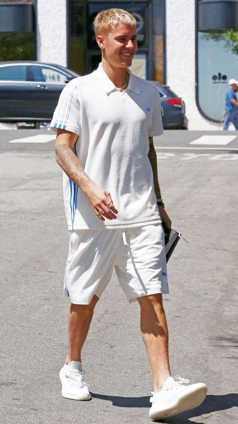 nice Shoes Adidas Yeezy Boost 350 Black, Nice Clothing, Yeezy Outfit, Tennis Outfits, Yeezy 350 V2, Sports Shoes Outfit, Justin Bieber Photos, Jay Jay, White Nike Shoes