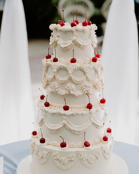 There’s just something about a Lambeth wedding cake with cherries. 🍒🍒🍒 🎂 @sweetheatheranne 📷 @mollgrune 🏢 @planterraconservatory Nawal Sari Wedding, Vogue Wedding Cake, Vintage Wedding Cake With Cherries, Vintage Wedding Look, Wedding Dinner Ideas Food Meals, 50s Wedding Aesthetic, Classic Wedding Cake Vintage, Vintage Inspired Wedding Cake, Cherry Wedding Cake