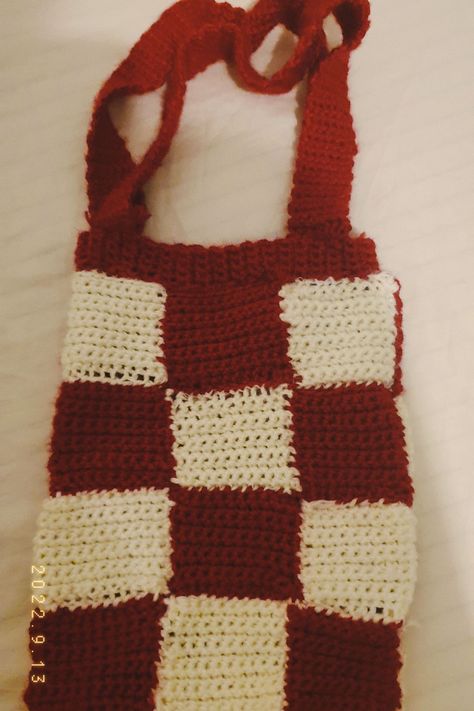 Beginners crochet tote bag red and white aethestic trendy Red And White Crochet Bag, Big Tote Bags, Crochet Design Pattern, Crochet Tote Bag, Crochet Tote, Patchwork Bags, White Crochet, Red Christmas, Crochet Designs