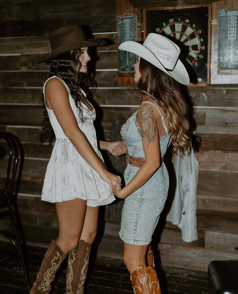 bits & pieces Country Girl Aesthetic, Cute Country Girl, Cowgirl Aesthetic, Western Look, Cute N Country, Country Girls, Dress Es, Fashion Models, Winter Outfits