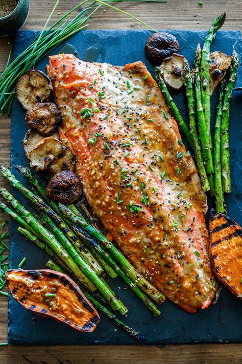 Grilled Salmon Marinade, Whole Salmon Recipe, Summer Salmon Recipe, Pink Salmon Recipes, Salmon Filet Recipe, Sockeye Salmon Recipes, Miso Salmon Recipe, Salmon Grilled, Grill Salmon