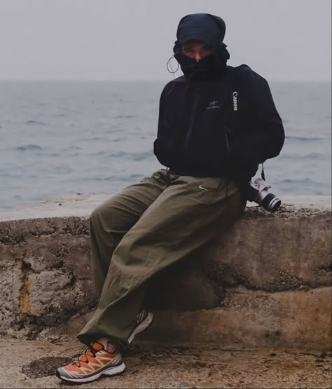 Hiking Street Style, Balance Outfit, Hiking Fits, Streetwear Ideas, Techwear Fashion, Streetwear Outfit Ideas, New Balance Outfit, Streetwear Inspiration, Mens Outdoor Clothing