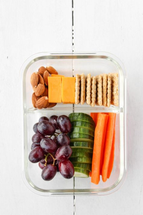 Cheese And Crackers Lunch, Food To Take To Work, Easy Lunch Box Ideas, Bistro Box, Adult Lunchables, Easy Healthy Lunch Recipes, Healthy Packed Lunches, Snack Plates, Work Lunches