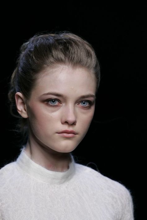 Vlada Roslyakova at Rochas Fashion Show Makeup, Wide Set Eyes, Vlada Roslyakova, Essence Makeup, Runway Hair, Face Id, Body Inspiration, Body Colour, Fashion Pictures