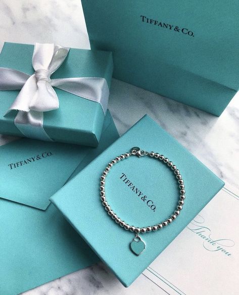 Tiffany And Co Aesthetic, Colar Tiffany E Co, Tiffany And Co, Jewelry Inspo, Dream Jewelry, Tiffany Heart, Jewelry Packaging, Heart Charm Bracelet, Tiffany & Co.