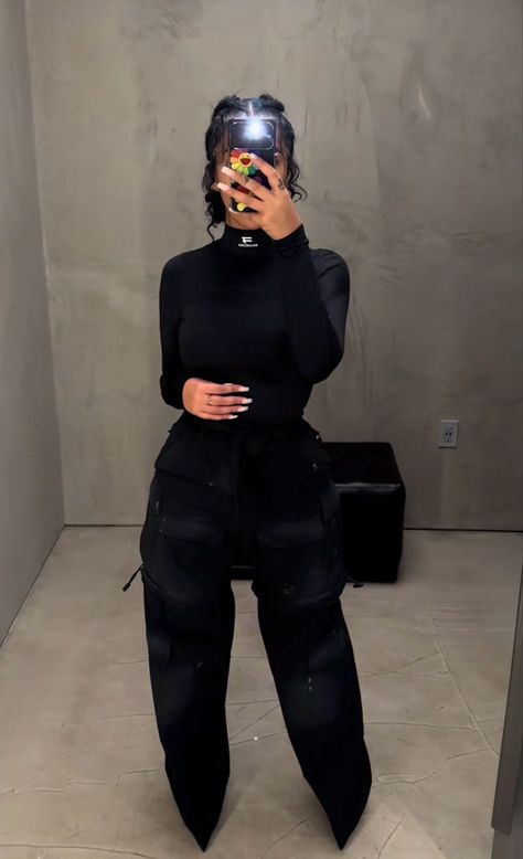 Boxing Night Outfit For Women, Cold Pool Party Outfit, Clubbing Outfits Nightclub Winter, Black Fit Woman Aesthetic, Baddie Outfits 2024, All Black Outfits For Women Night Party, Black Bodysuit Outfit Black Women, Dinner Outfit Baddie, Album Release Party Outfit