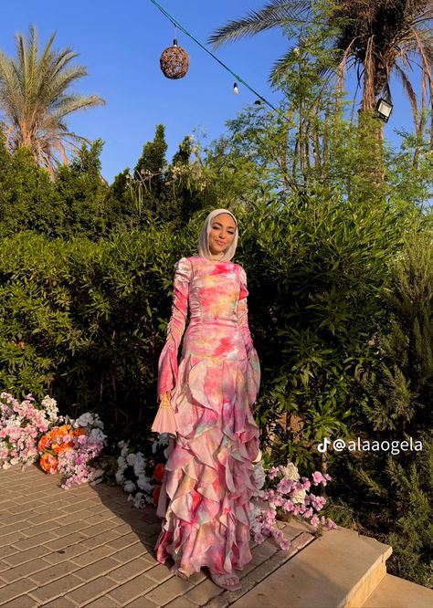 Hijabi Vacation, Modest Birthday Outfit, Outfits For Hijab, Soirée Dresses, Hijab Formal, Christian Veiling, Hijab Drawing, Girly Birthday Party, Mermaid Birthday Cakes