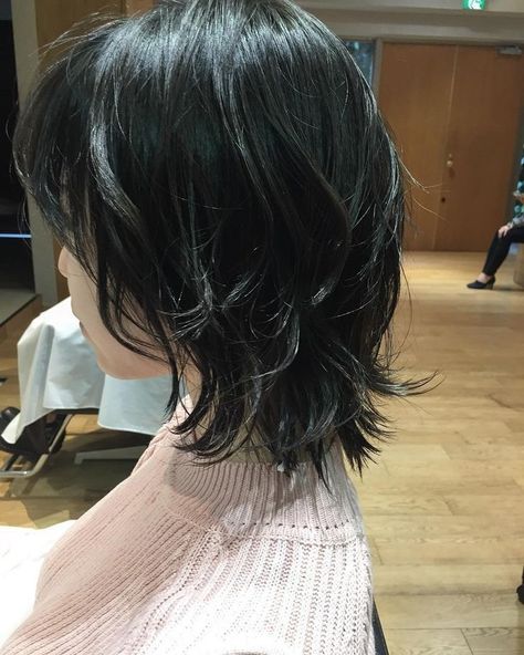 Wolf cut is a tapered haircut with a choppy short layers that start at the crown and gradually get longer toward the end. The haircut is defined by its heavy layers and the volume at the crown and looks like a mixture of shag and mullet. Haircut inspired by Mikasa Ackerman #pixiebobhaircut #hairology https://youtu.be/lc9jcog75Nc Haircuts Designs, Wolf Haircuts, Short Hair Tomboy, Shaggy Short Hair, Tapered Haircut, Hair Inspiration Short, Wolf Cut, Shot Hair Styles, Hair Stylies