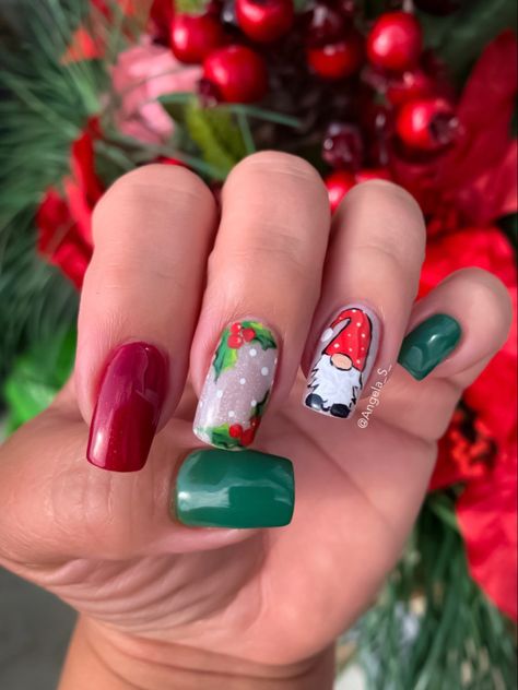 Nome Christmas Nails, Christmas Gnomes Nail Designs, Gnome Acrylic Nails, Gonk Nail Art, Fun Christmas Nail Art, Gnome Nails Christmas, Christmas Gnome Nails Art, Christmas Gnome Nail Designs, Elf Nails Designs