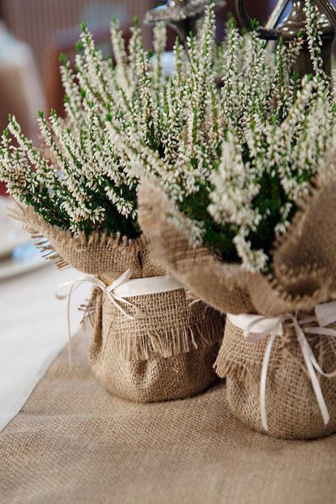 Burlap Wedding Decorations, Rustic Burlap Wedding, Deco Champetre, Rustic Wedding Decorations, Wedding Centerpieces Diy, Burlap Wedding, Wedding Table Decorations, Diy Centerpieces, Wedding Table Centerpieces