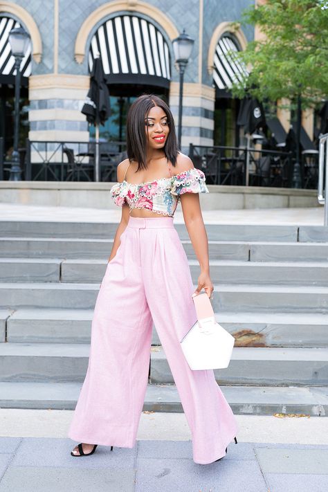 Summer outfit inspiration: Crop top and wide leg pants Pink Wide Leg Pants Outfit, Jadore Fashion, Wide Leg Trousers Outfit, Styling Wide Leg Pants, 9to5chic Outfits, Top And Wide Leg Pants, Wide Leg Pants Outfit, Trousers Outfit, Floral Trousers