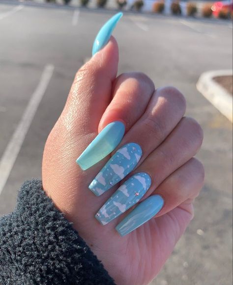 Cloud Inspired Nails, Blue Sky Nail Designs, Cloud Blue Nails, Blue Cloud Nail Designs, Blue Nails With Cloud Design, Sky Themed Nails, Clouds Nails Design, Blue Nails Clouds, Nails Cloud Design