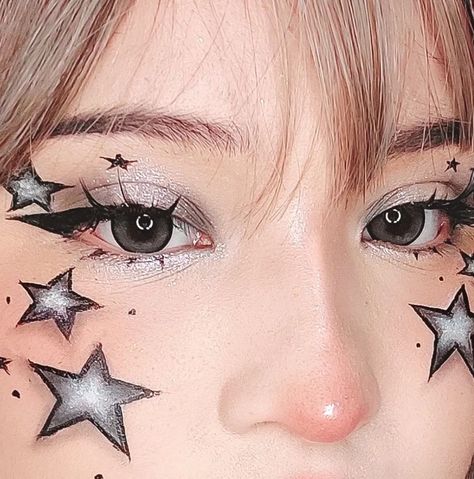 Black And Silver Star Makeup, Halloween Themed Makeup Looks, Silver Star Makeup, Star Makeup Ideas, Star Face Paint, Star Makeup Look, Halloween Eyeliner, Star Liner, Stars Makeup