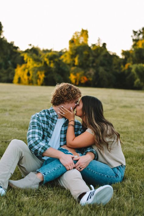 Two Couple Photoshoot, Couple Photoshoot Poses Engagement, Portrait Photography Poses Couples, Photoshoot Couples Poses, Matching Fall Couple Outfits, Couples Photoshoot Poses Bridge, Shorter Guy Couple Poses, Couples Photo Shoot Ideas Casual, Love Photography Ideas