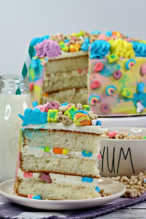 Lucky Charm Cake, Lucky Charms Cake, Charm Cake, Rainbow Cake Recipe, Lucky Food, Banana Cream Cheesecake, Lucky Charms Marshmallows, Strawberry Pretzel Salad, Cake Liner