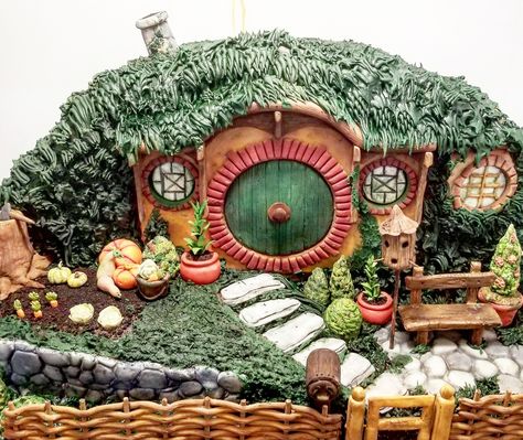 Hobbit Cake, Homemade Gingerbread House, Hobbit Party, Fairy Garden Doors, House Cake, Hobbit Hole, Bilbo Baggins, Pinterest Diy Crafts, Fairy Crafts