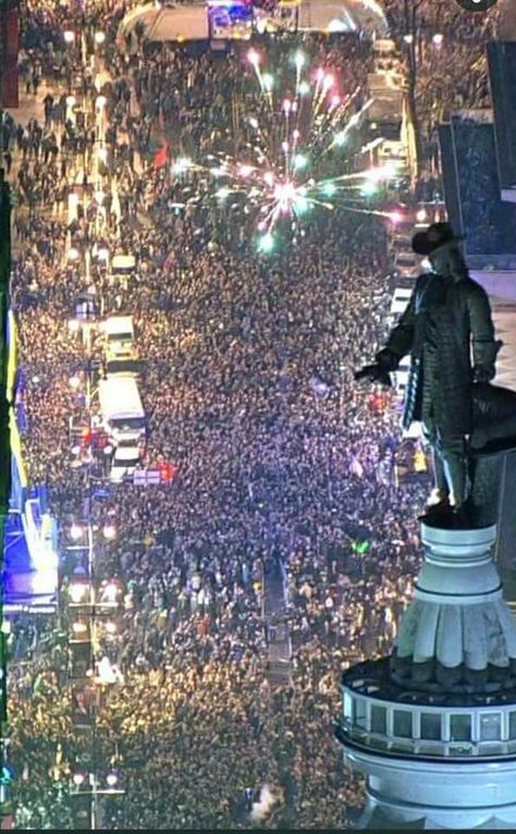 Great Picture of Center City Philadelphia celebration Eagles Super Bowl. Go Eagles! Fly Eagles Fly Philadelphia, Philly Special, Vikings Minnesota, Nfl Eagles, Philadelphia Eagles Super Bowl, Historic Philadelphia, Philly Eagles, Visit Philadelphia, Philly Sports