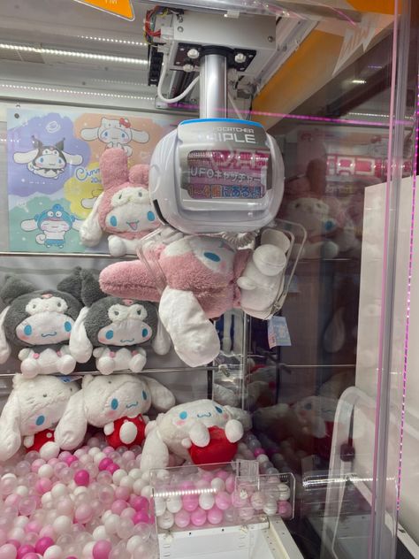 Japan Claw Machine, Sanrio Claw Machine, Claw Machine Aesthetic, Totoro Plush, Machine Photo, Hello Kitty Characters, Claw Machine, Go To Japan, Girl Thinking