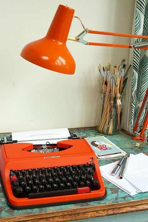 Vintage Interior Decor, Creative Home Office, Typewriter For Sale, Vintage Bedroom Decor, Retro Typewriter, Retro Interior Design, Vintage Industrial Decor, Vintage Industrial Style, Vintage Interior Design