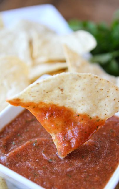 Pioneer Woman's Restaurant Style Salsa (from her NEW cookbook) - this is one in our favorite salsa recipes! Restaurant Style Salsa, Salad Pasta, Think Food, Aioli, Marinara, I Love Food, Appetizer Snacks, Alfredo, Ketchup