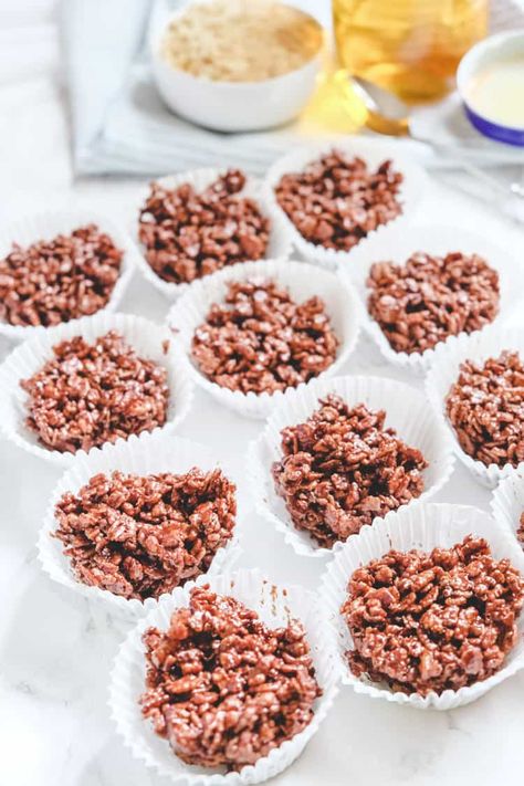 Chocolate Rice Krispie Cakes with Golden Syrup Chocolate Rice Krispie Cakes, Chocolate Rice Crispy Cakes, Home Biscuits, Easter Nests Recipe, Rice Krispie Cake, Kids Baking Ideas, Rice Crispy Cake, Rice Krispie Cakes, Chocolate Easter Cake