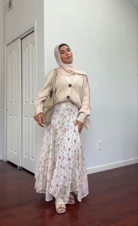 Hijabi Spring Outfits, Floral Skirt Outfit Summer, Hijabi Modest Outfits, Floral Hijab, Floral Skirt Outfits, Skirt Outfit Summer, Long Floral Skirt, Modest Outfit, Hijab Outfits