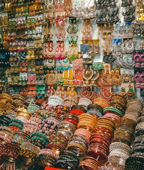 Bazaar Aesthetic, Eid Dump, Indian Monuments, Brown Girl Aesthetic, Ishq Hai, Diwali Pictures, Pakistani Culture, Desi Jewelry, Jhumka Designs