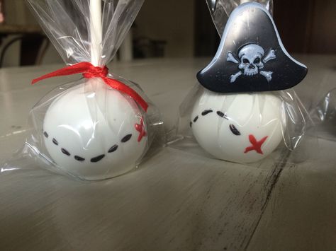 Pirate themed cake pops Pirate Picnic, Pirate Treats, Pirate Themed Cake, Pirate Cake Pops, Themed Cake Pops, Pirate Birthday Cake, Mermaid Pirate Party, Pirates Party, Ocean Birthday Party