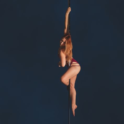 Burlesque Poses, Dance Pole, Pole Sport, Pole Fitness, Pole Dance, Pole Dancing, Photoshoot Poses, Circus, Photo Ideas