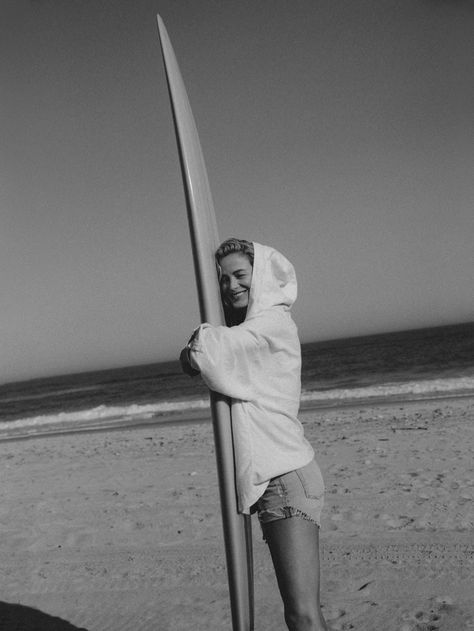 Carolyn Murphy Hits the Beach in Style for PORTER Edit Terence Connors, Carolyn Murphy, Grace Elizabeth, Vogue Us, Magazine Editorial, Surfing Photography, Surf Style, Beach Photoshoot, Surfs Up